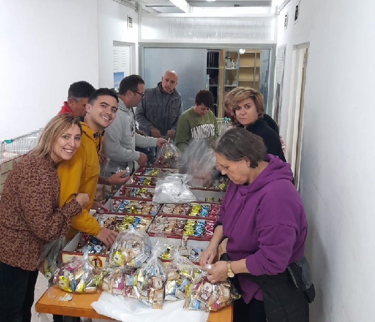 La Cofradía prepara la donación de mantecados para la campaña de Navidad de Cáritas